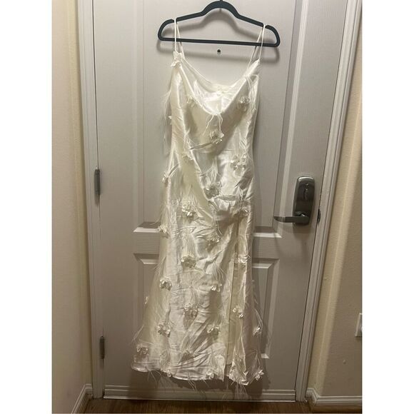 Elliatt Lunaria Satin Maxi Dress White Vacation wedding Gala Dress  Sz S NWT$605 - Picture 5 of 8